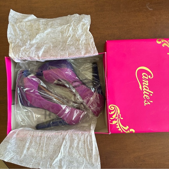 Candie’s Platform Pumps - Picture 8 of 9